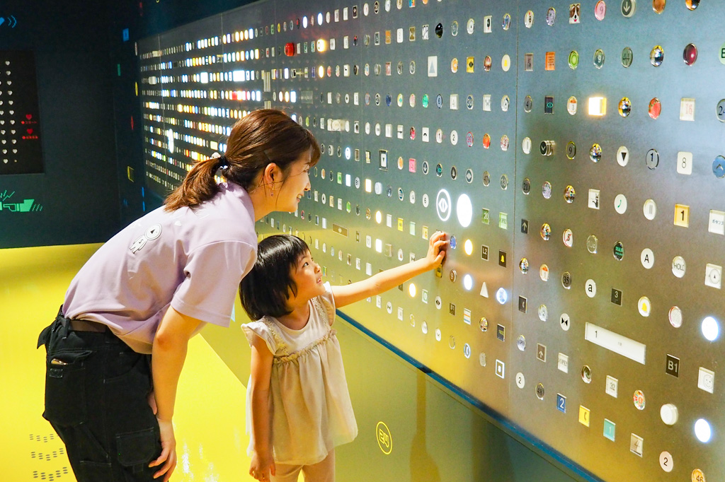 「1000のボタン」を押す子ども/OSEBA（東京都八王子市）