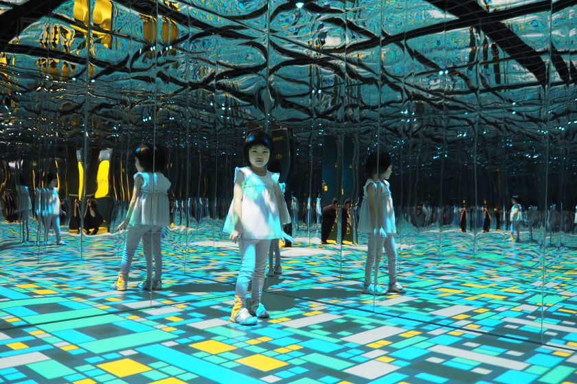 ミラールーム「無限エレベーターBOX」と子ども/OSEBA（東京都八王子市）