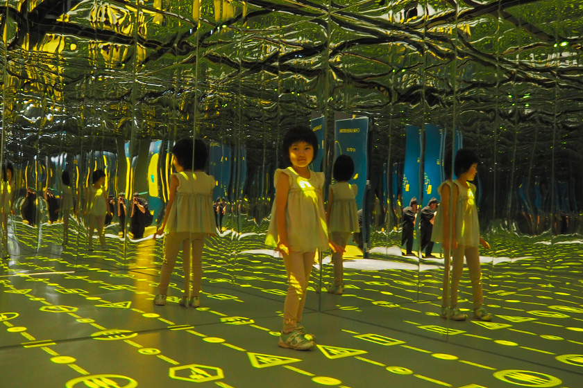 ミラールーム「無限エレベーターBOX」と子ども/OSEBA（東京都八王子市）