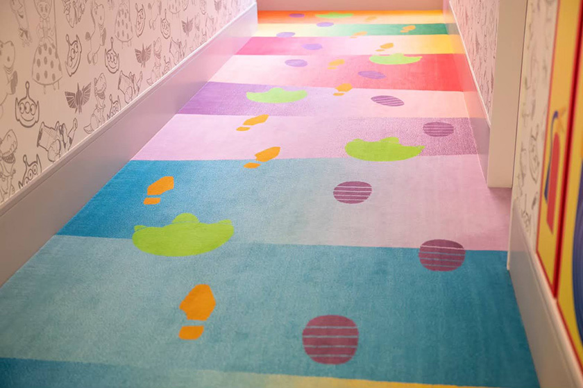 客室へ向かう廊下/東京ディズニーリゾート・トイ・ストーリーホテル(千葉県/浦安市)