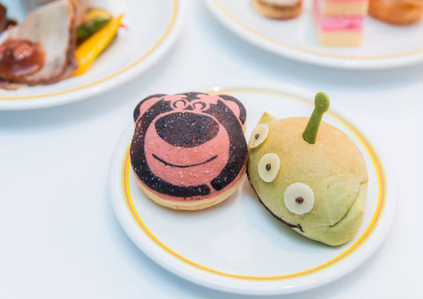 左)ストロベリーメロンパン 右)ほうれんそうパン|ロッツォ・ガーデンカフェ/東京ディズニーリゾート・トイ・ストーリーホテル(千葉県/浦安市)