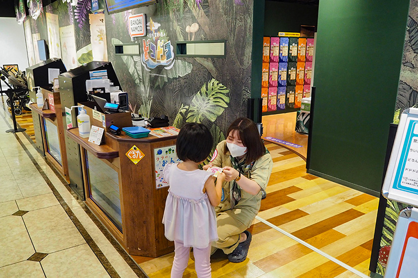 誕生日シールを受付でもらう様子/屋内・冒険の島 ドコドコ（東京都/立川市）