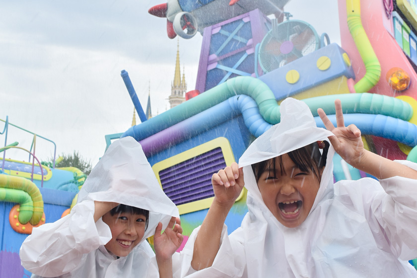 散水に驚く子どもたち/ベイマックスのミッション・クールダウン/ディズニーランド2024年夏