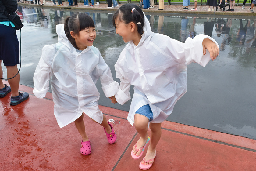 2024年夏、ディズニーランドの持ち物はレインコートとビーチサンダルがおすすめ