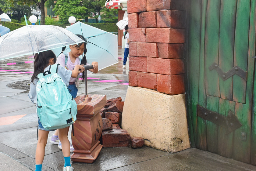 トゥーンタウンの花火工場でレーバーを押す2人/ディズニーランド2024年夏