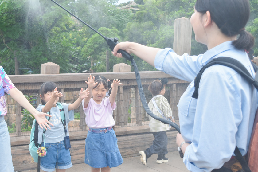 クールミストをキャストがかけてくれる“びしょ濡れ”タイム