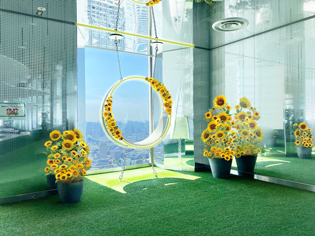 ひまわりの装飾に囲まれたてんぼうパーク/サンシャイン60展望台（東京都/豊島区）