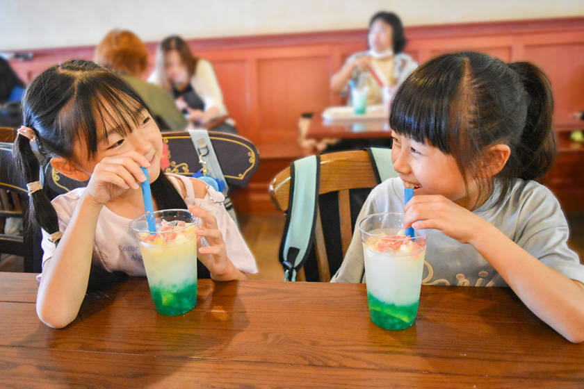夏の冷たいドリンクを楽しむ子ども/東京ディズニーシー2024年夏