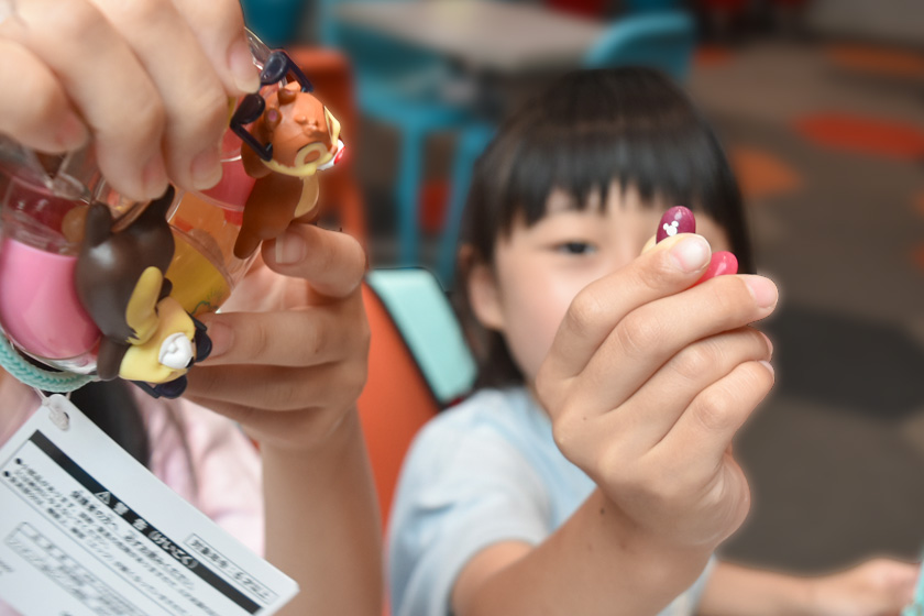 グミには白いミッキーが描かれているものも！