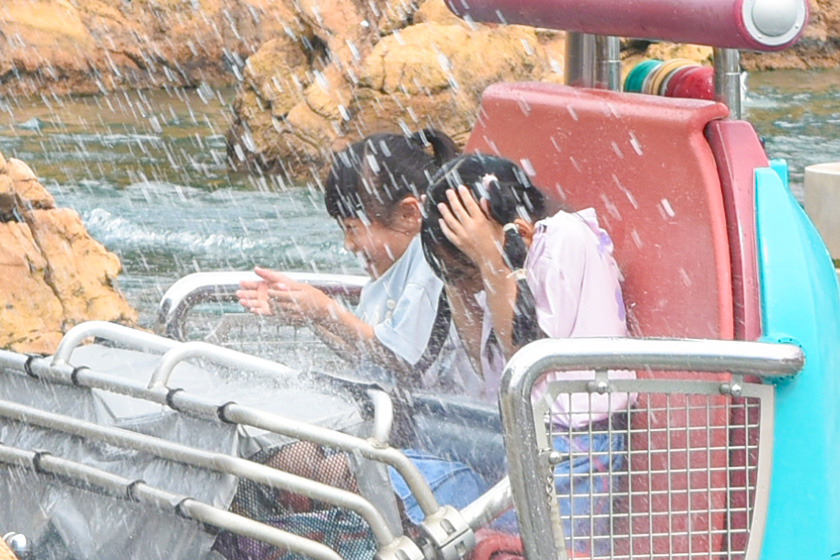 アクアトピアの滝でびしょ濡れになる子どもたち/東京ディズニーシー