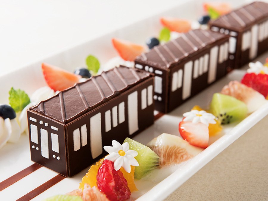 3両編成の阪急電車型のチョコレートケーキ/ホテル阪急インターナショナル（大阪市/北区）