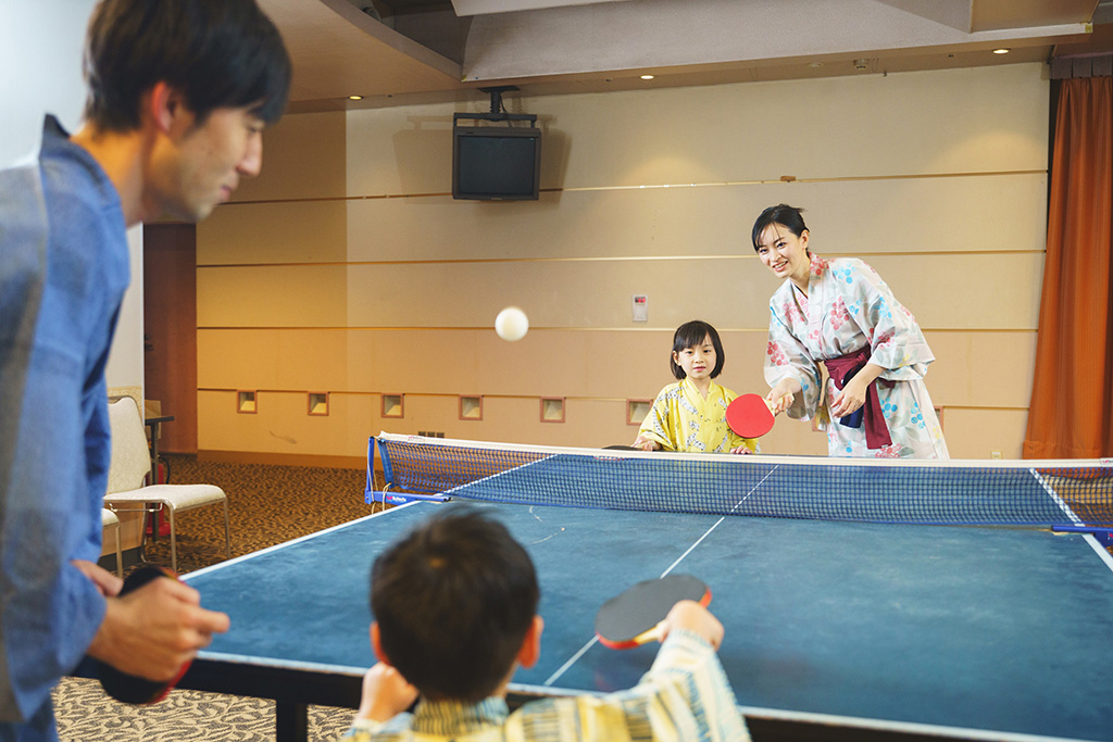 卓球で遊ぶ様子/大江戸温泉物語 伊東ホテルニュー岡部(静岡県/伊東市)