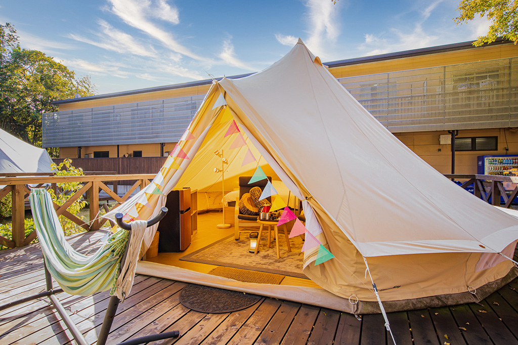 【伊豆・熱海】子どもが喜ぶグランピングは？ キャラクタールームや食育体験、テーマパーク内施設も