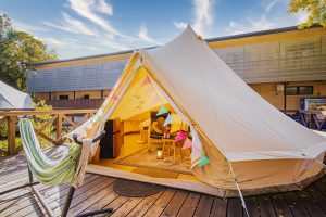 【伊豆・熱海】子どもが喜ぶグランピングは? キャラクタールームや食育体験、テーマパーク内施設も