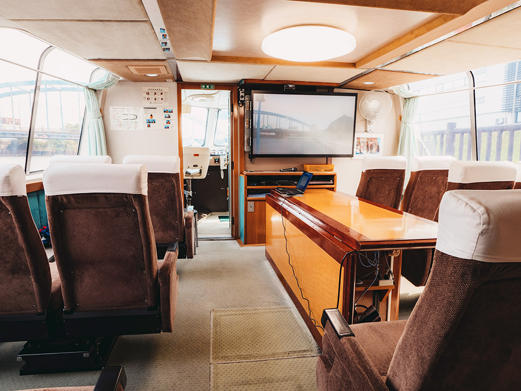 災害対策支援船あらかわ号の船内