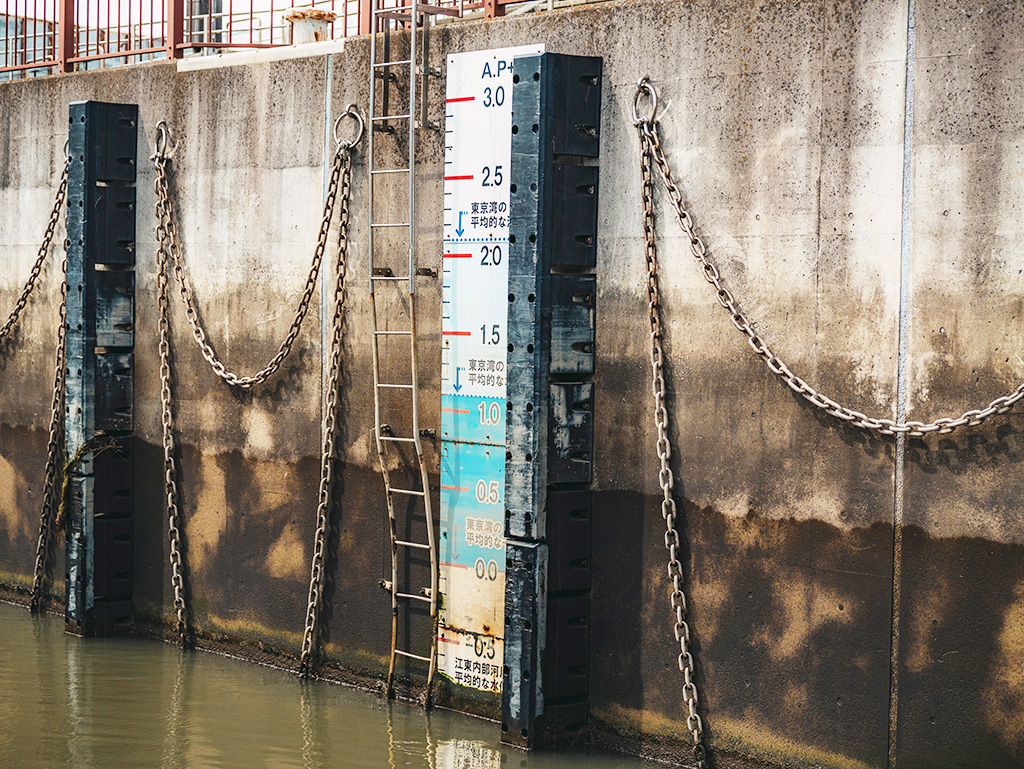 荒川ロックゲートの水位調整の目盛り