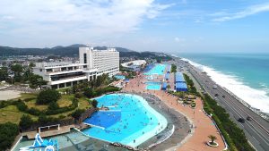 神奈川・大磯ロングビーチが2024年度の営業をスタート 太平洋を臨める絶景リゾートプールで夏を満喫