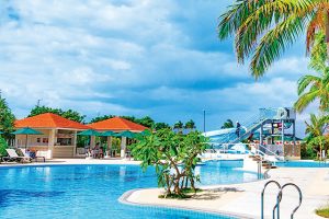 1日遊べる沖縄ホテル！選び方のポイントは？ビーチの有無やプールの種類、アクティビティなど