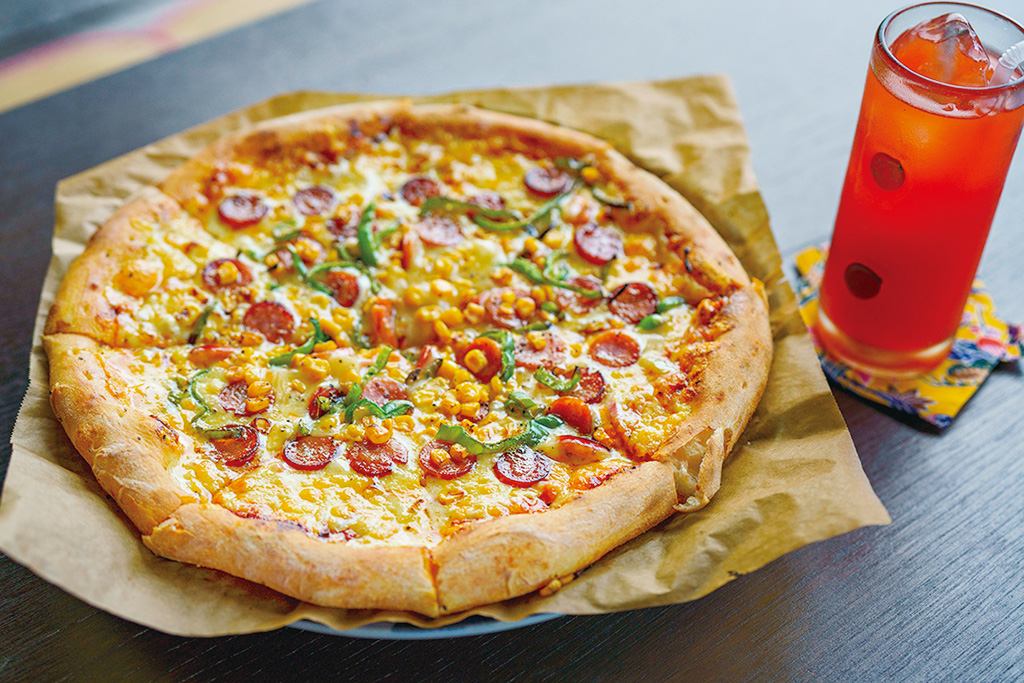 生地から作る自家製のピザ/ピザ喫茶 花人逢（沖縄県／本部町）