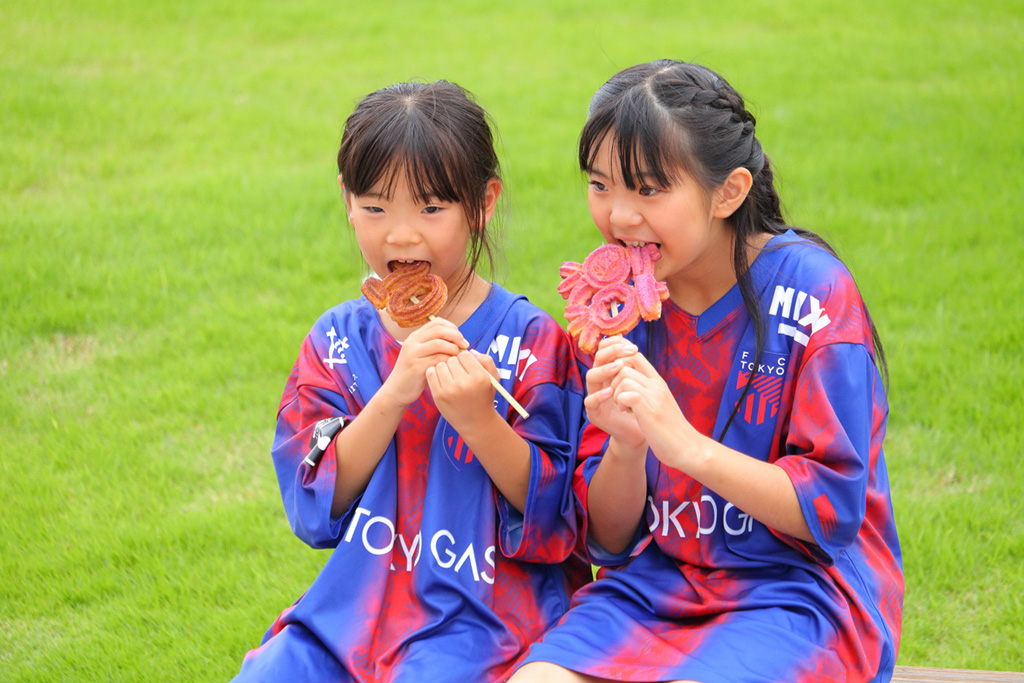 国立競技場のスタジアムグルメを食べる様子