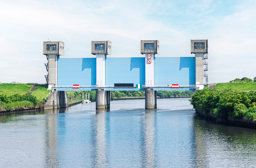 荒川と隅田川の分岐点にそびえたつ岩淵水門（青水門）