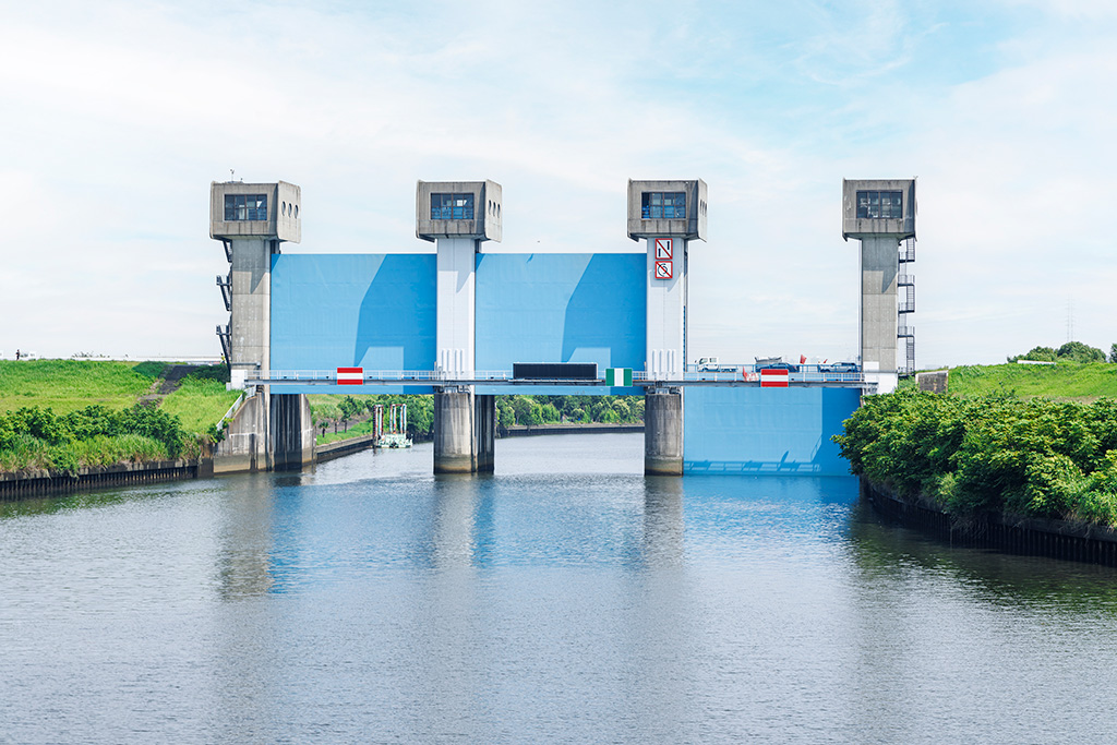 荒川と隅田川の分岐点にそびえたつ岩淵水門（青水門）