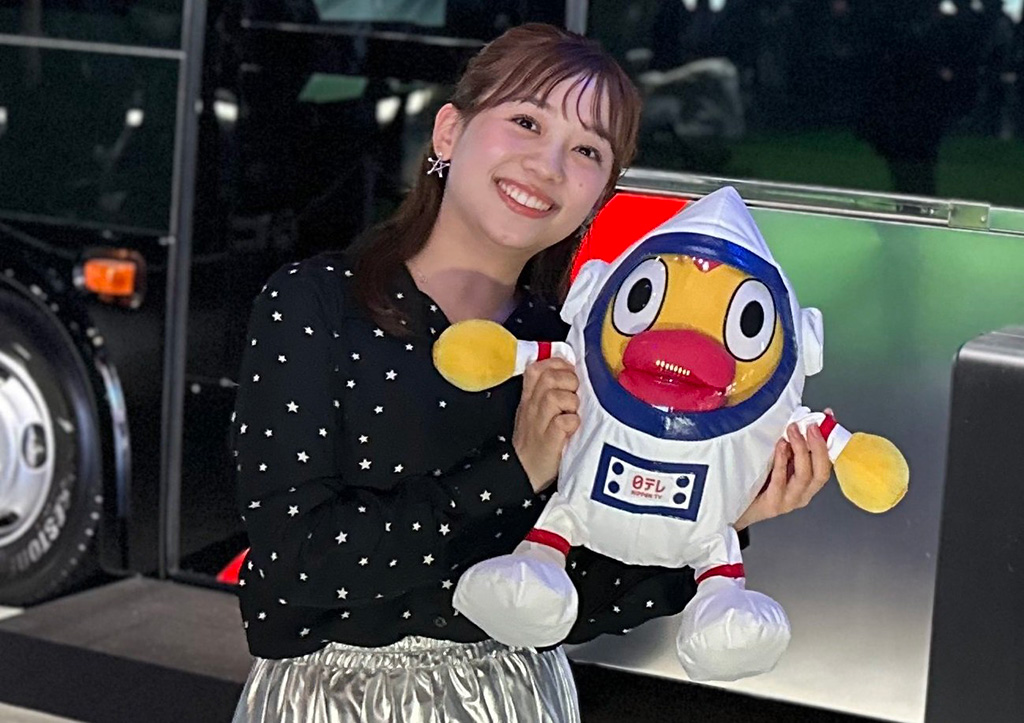 宇宙へ行く宙ジロー（実物大）と浦野モモアナウンサー/月面ワンダー ～日本橋に月をつくってみた～（東京都）