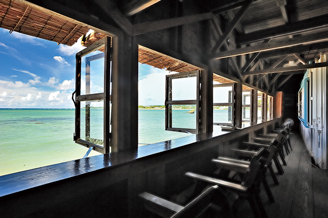 海に面した窓際席/浜辺の茶屋（沖縄県/南城市）