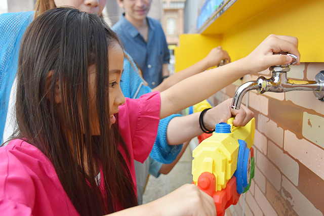 ウォーターシューターに水を入れる様子/ユニバーサル・スタジオ・ジャパン（大阪府/大阪市）