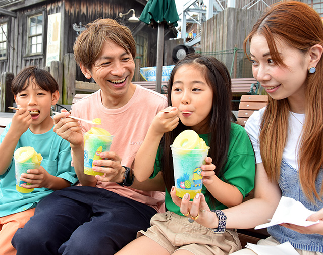 ミニオン・シェイブアイス ～パイン～を食べる様子/ユニバーサル・スタジオ・ジャパン（大阪府/大阪市）