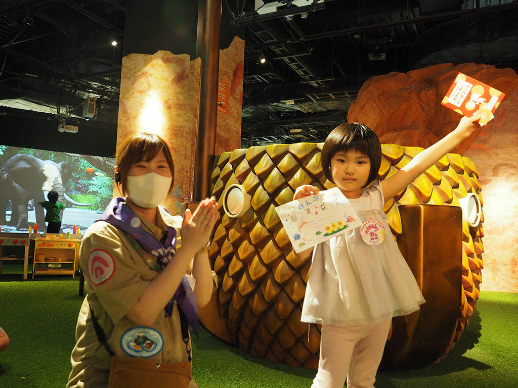 専用のシールブックにもらったシールを集められる/屋内・冒険の島 ドコドコ（東京都/立川市）