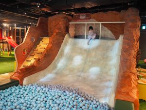 「屋内・冒険の島 ドコドコ」(立川)を子どもとレポ!デジタル体験やアスレチックが人気