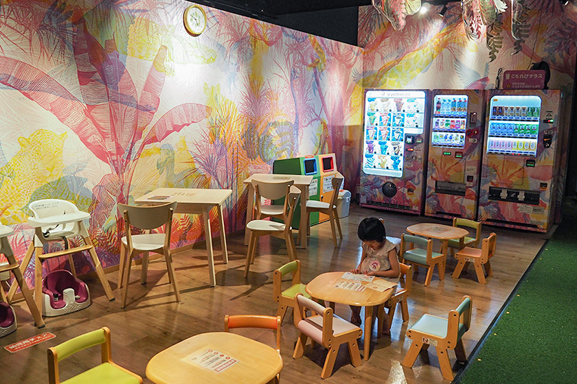休憩エリアには自販機も/屋内・冒険の島 ドコドコ（東京都/立川市）