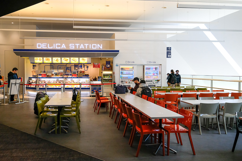 デリカステーション前のテーブル席/リニア・鉄道館（愛知県/名古屋市）