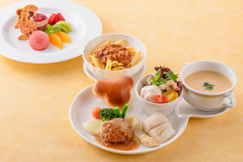 レストラン「ベッラヴィスタ・ラウンジ」のお子様メニュー「ミッキープレート」/東京ディズニーシー・ホテルミラコスタ（千葉県/浦安市）