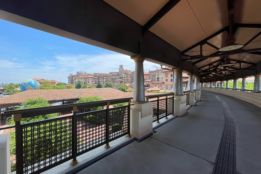 ホテルのエントランスまでの通路/東京ディズニーシー・ホテルミラコスタ（千葉県/浦安市）