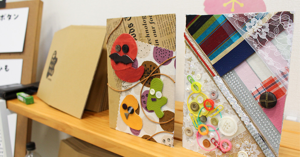 製本の様子/やってみようえほん展　～夏だ！ 海だ！ えほんだ！～/BABA-BASE（東京都/豊島区）