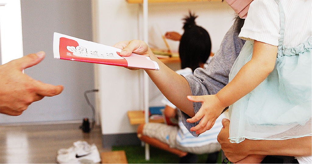 良本を納品して対価をもらう/やってみようえほん展　～夏だ！ 海だ！ えほんだ！～/BABA-BASE（東京都/豊島区）