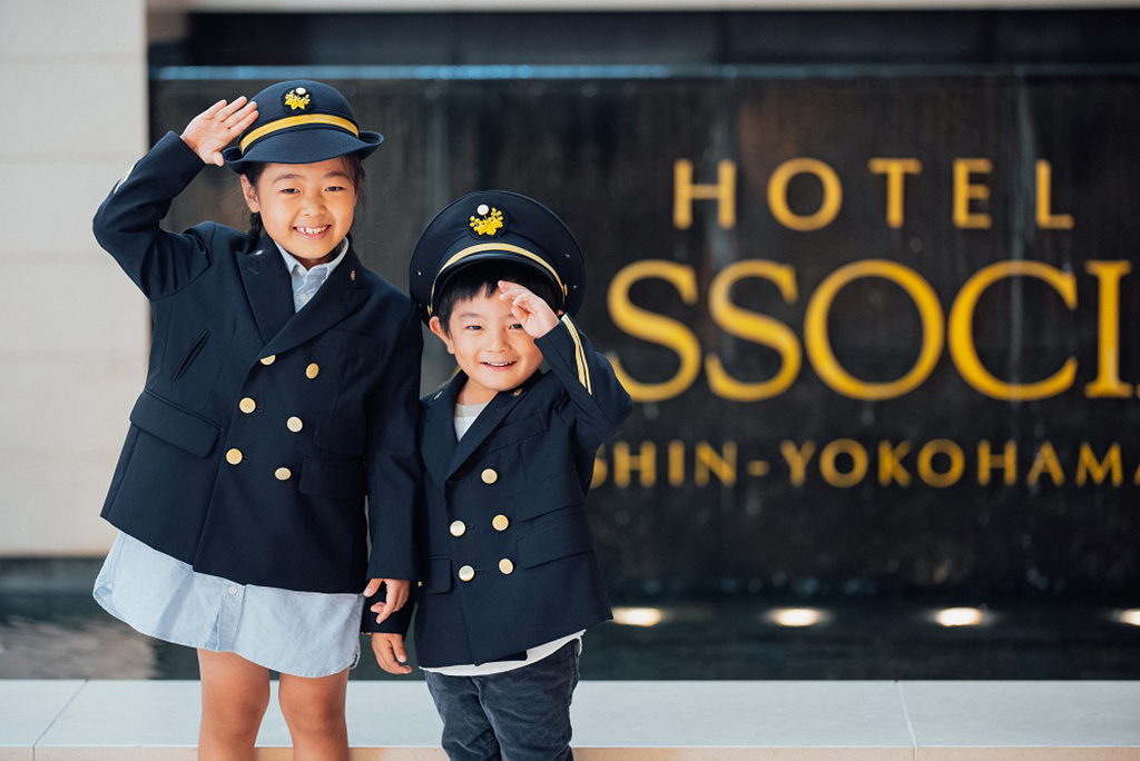 新幹線の乗務員制服を着て記念撮影/ホテルアソシア新横浜（神奈川県/横浜市）