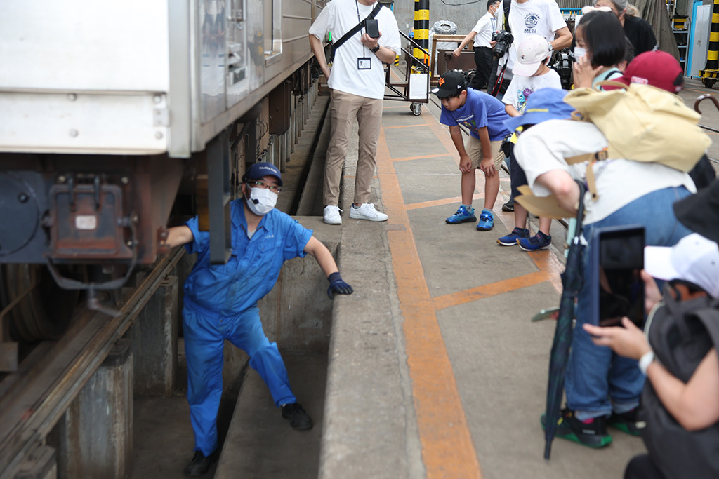 整備士より説明を受ける様子/桜水車両基地（福島県）