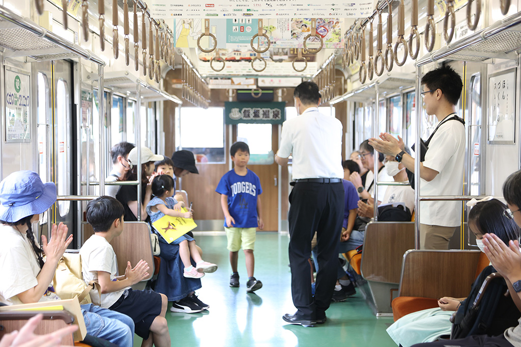 体験会の「運転証明書」を受け取る様子/桜水車両基地（福島県）
