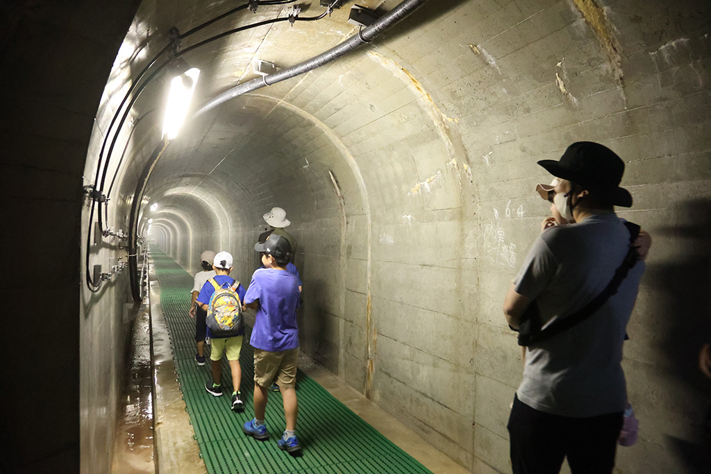 摺上川ダムの見学会の様子（福島県）