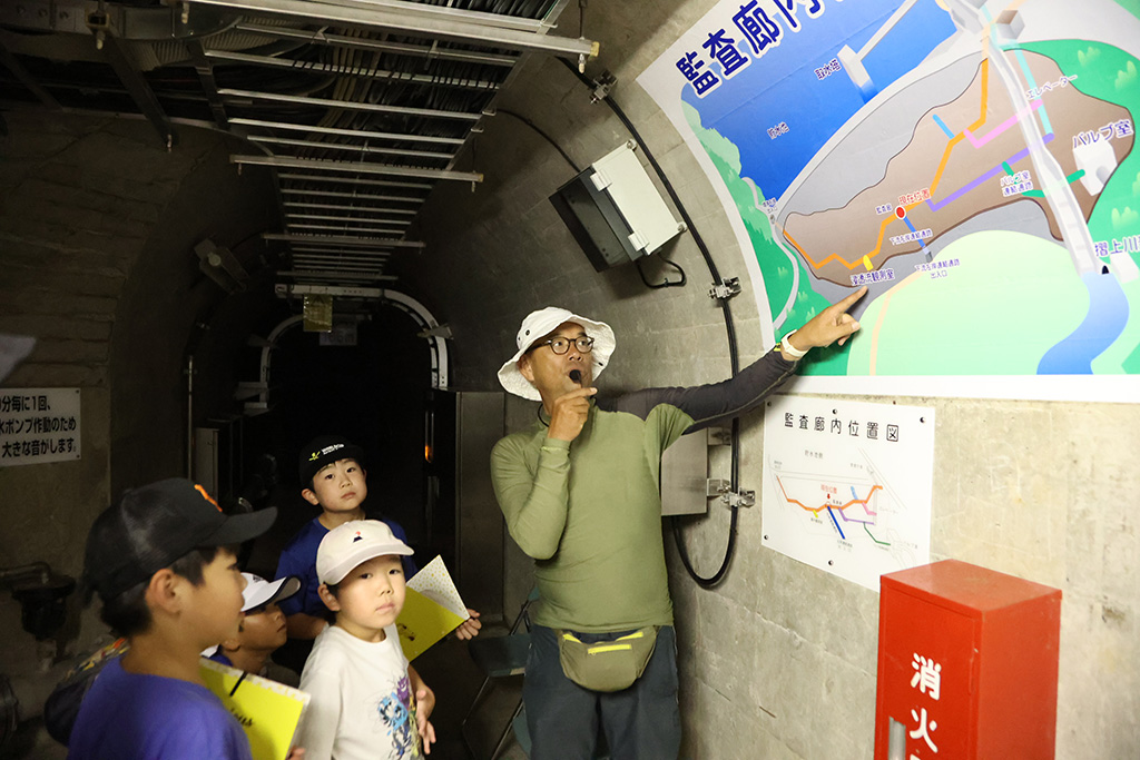 摺上川ダムの見学会の様子（福島県）