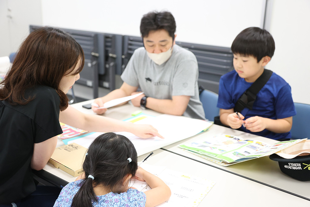 インフラ体験を新聞にまとめる様子（福島県）