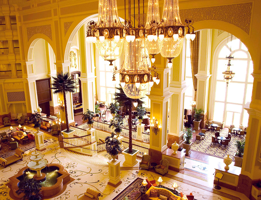 1～9階まで吹き抜けになっているアトリウムロビー/東京ディズニーランドホテル（千葉県/浦安市）