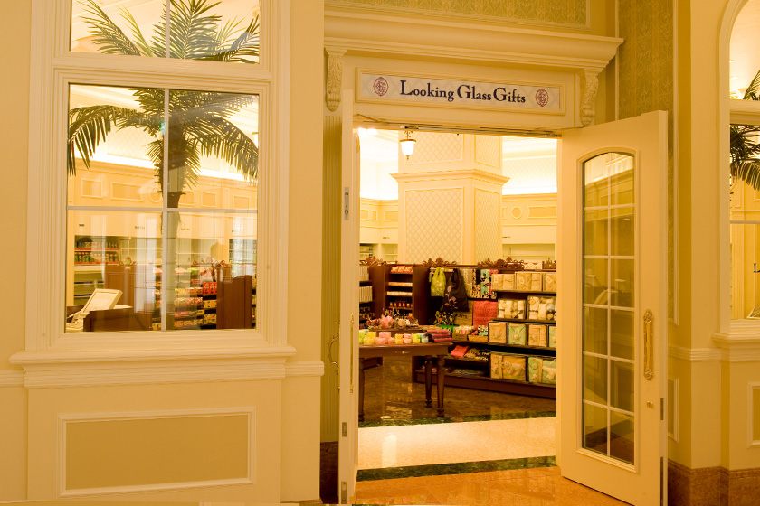 ベビー用品も扱う「ルッキンググラス・ギフト」/東京ディズニーランドホテル（千葉県/浦安市）