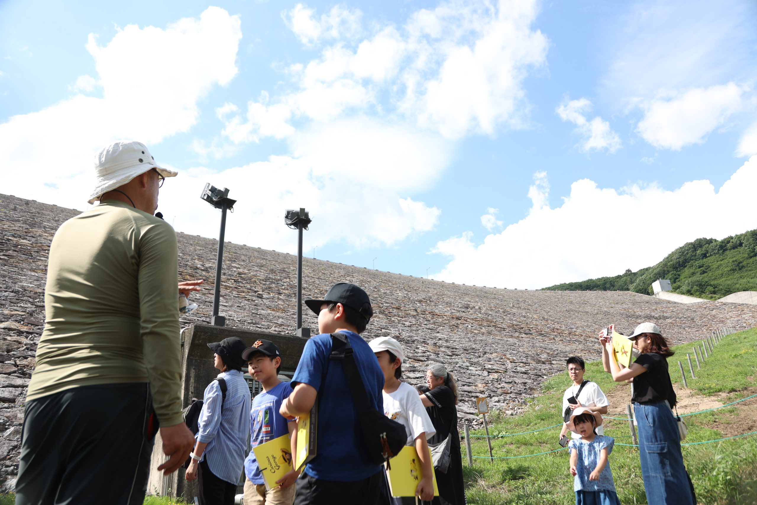 摺上川ダムの見学会の様子（福島県）