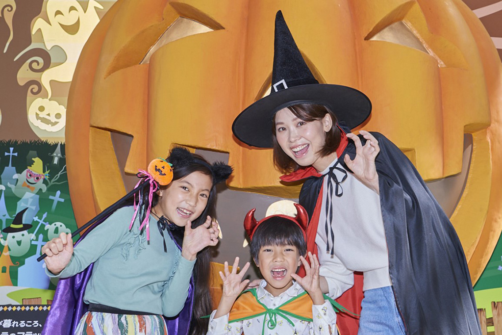 衣装をレンタルして記念撮影│「ハロウィーンフィエスタ」/志摩スペイン村（三重県/志摩市）
