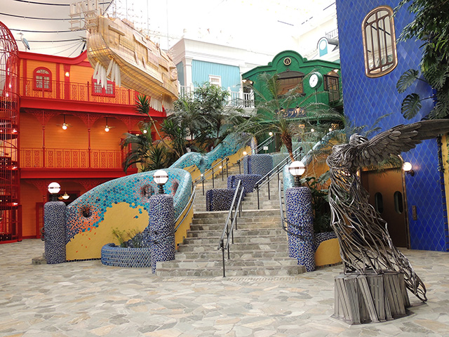 「ジブリの大倉庫」のシンボル「中央階段」/ジブリパーク（愛知県／長久手市）