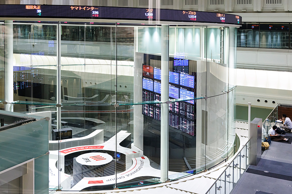 円筒形の電子表示「チッカー」/東京証券取引所(東京都/中央区)